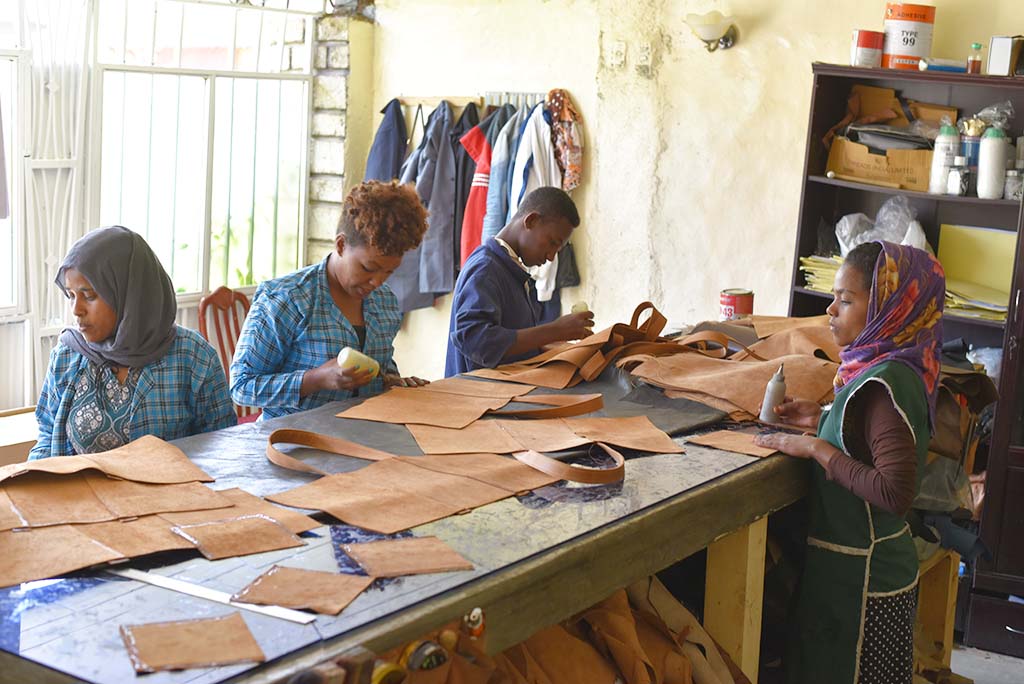 Large Leather Duffel in Caramel