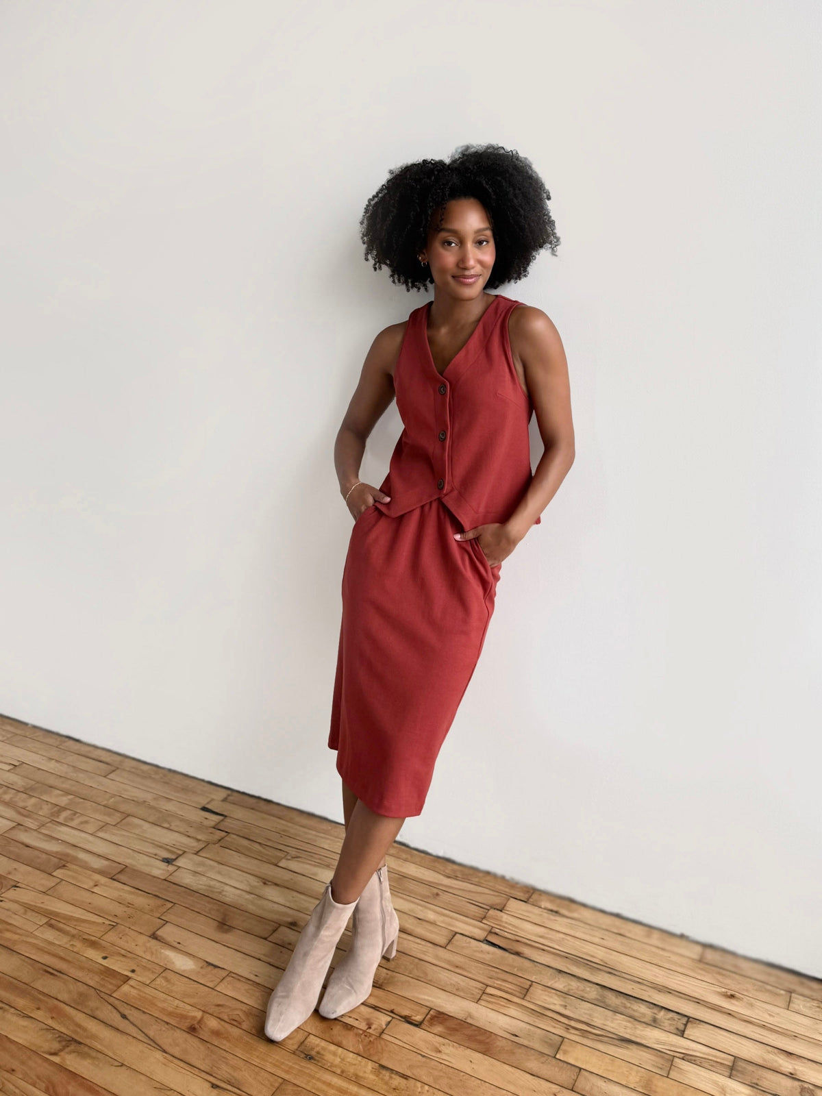 SULLIVAN heavy-knit vest in Red Amber