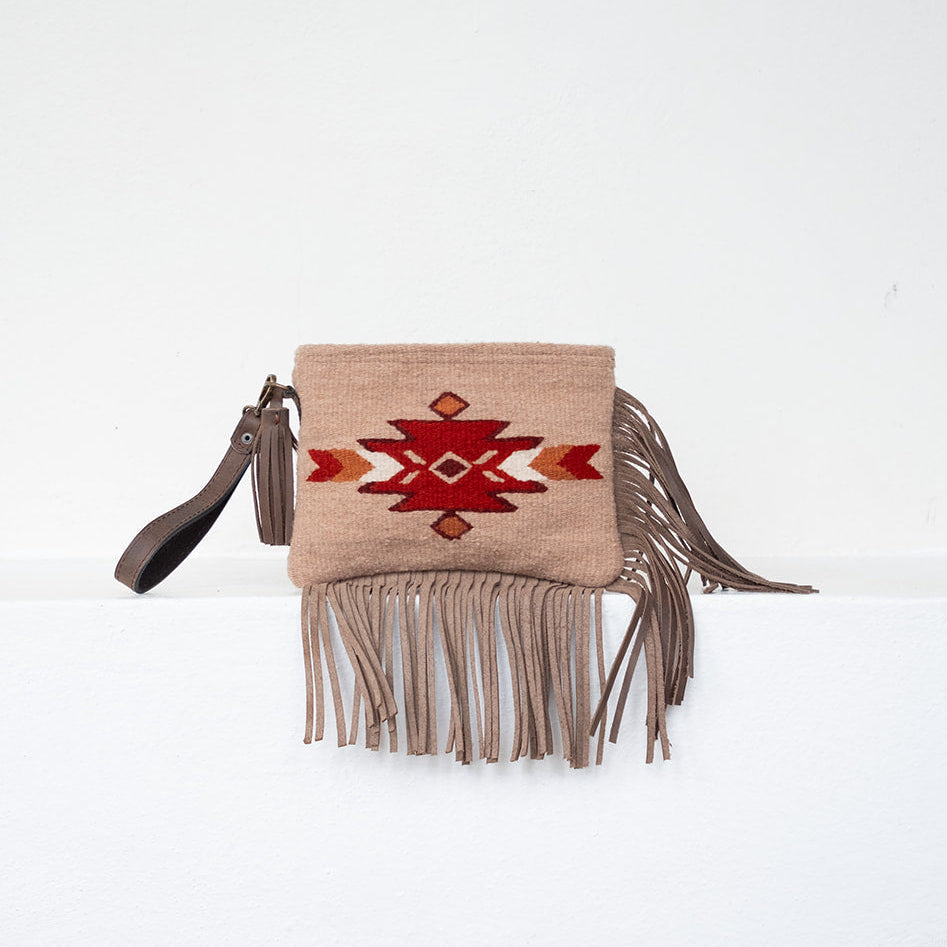 Crisálida Fringe Wristlet