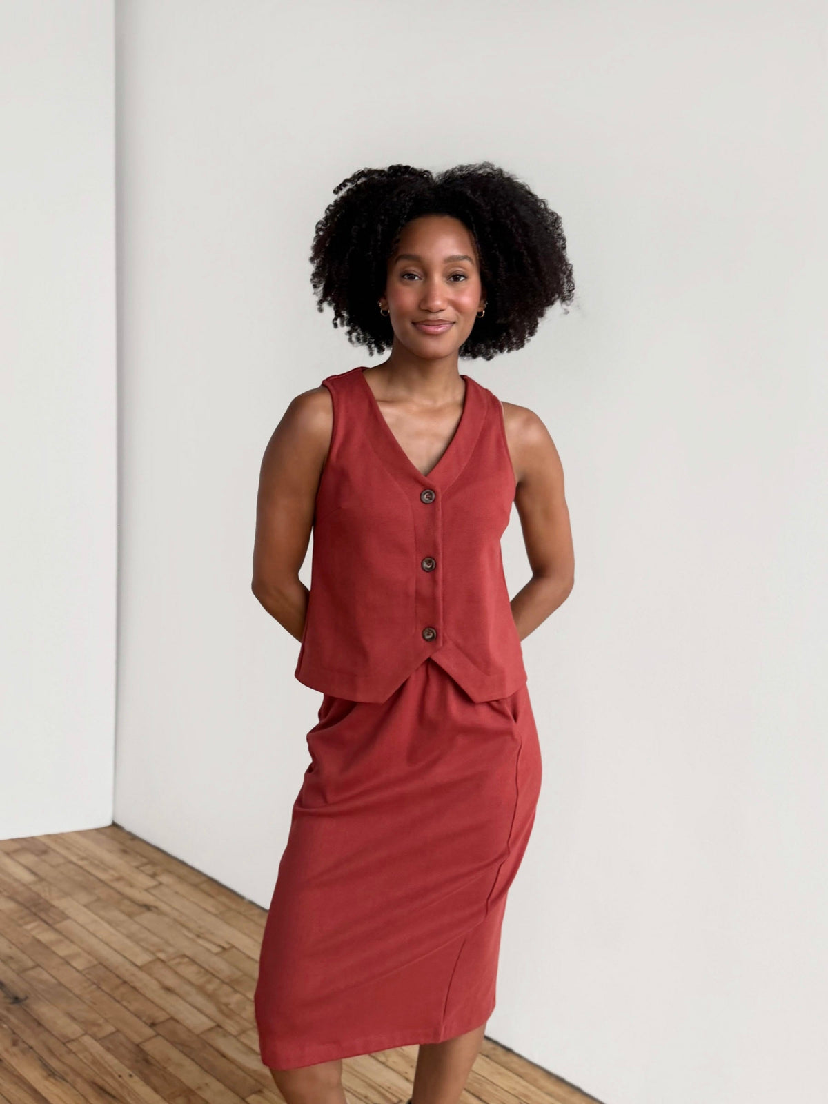 SULLIVAN heavy-knit vest in Red Amber