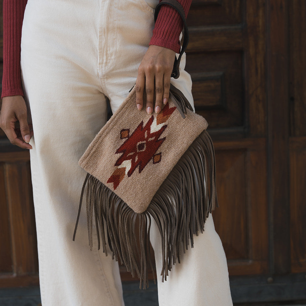 Crisálida Fringe Wristlet