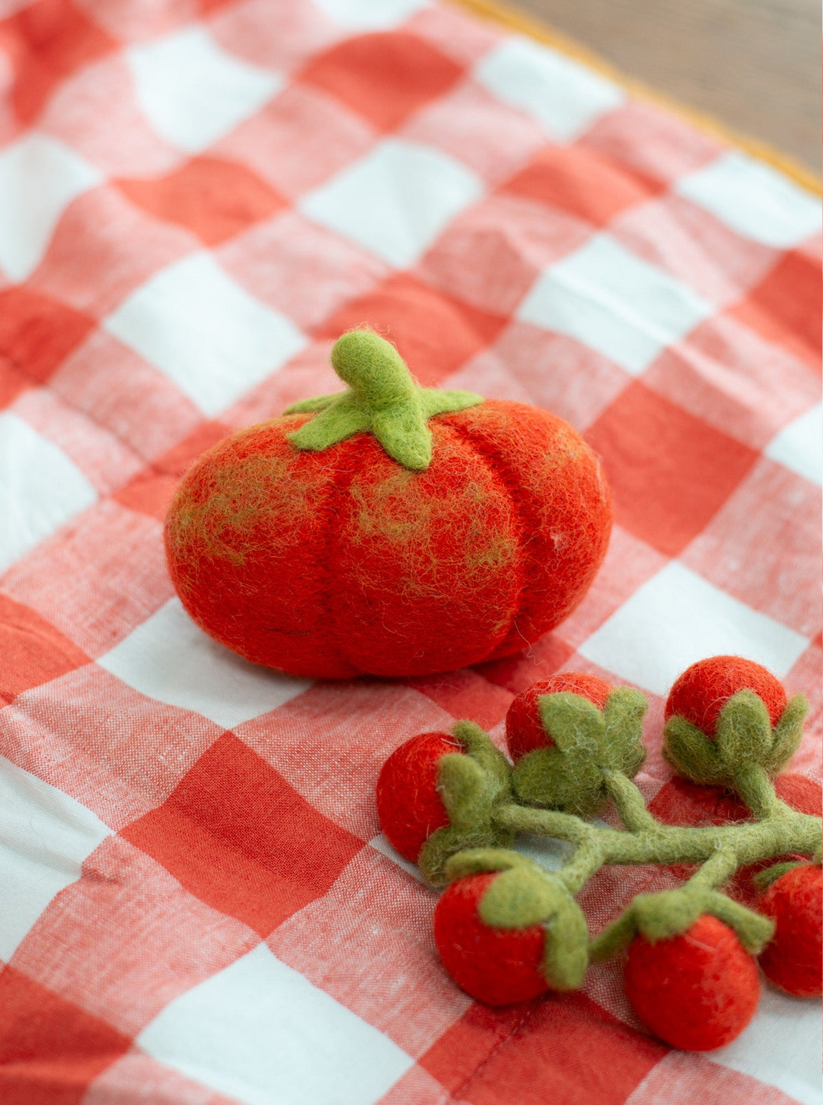 HEIRLOOM TOMATO WOOL DOG & CAT TOY