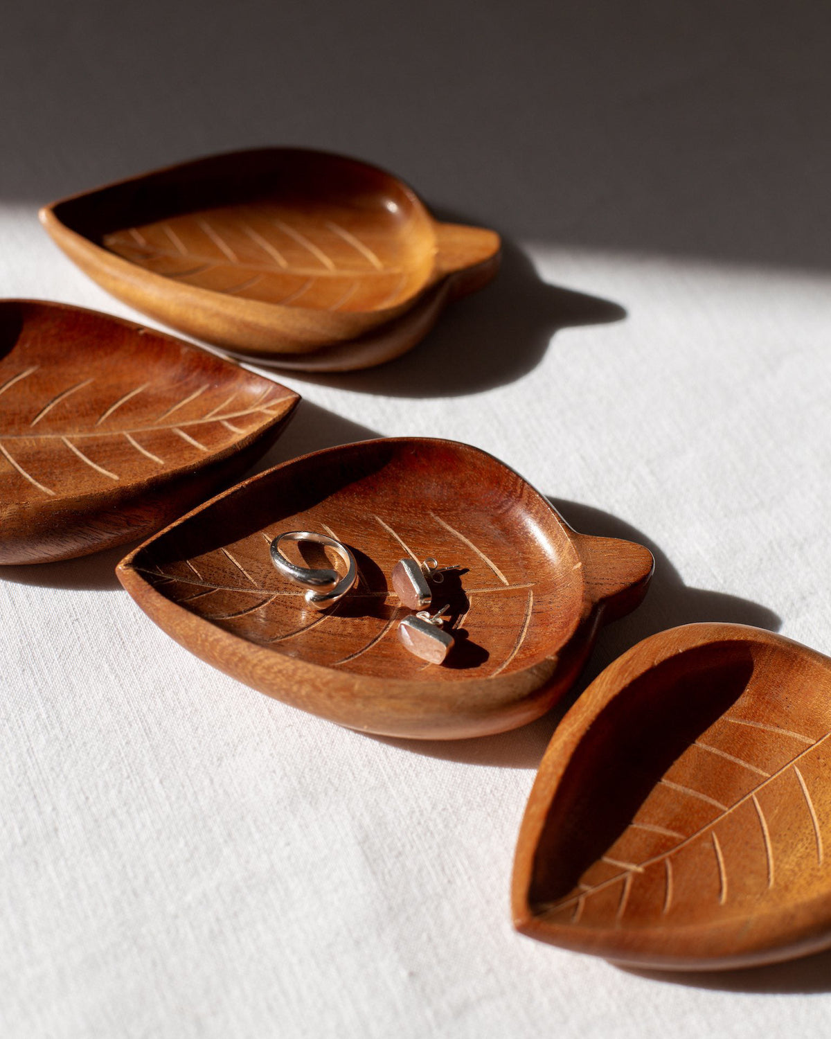 Dish Mini Leaf Wht Mel Mini Leaf Dish – Trades of Hope