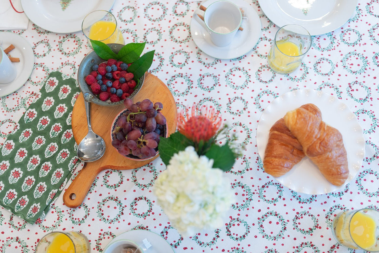 Tablecloth - Wreath, Evergreen & Red